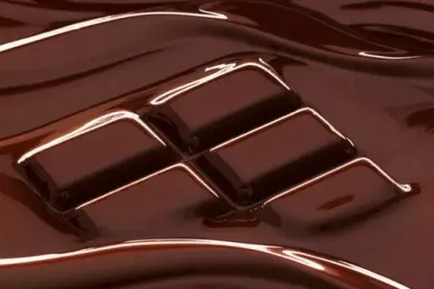 Siempre derretir el chocolate a baño Maria o en el microondas. ¡Nunca a fuego directo! Siempre derretir el chocolate a baño Maria o en el microondas. ¡Nunca a fuego directo!