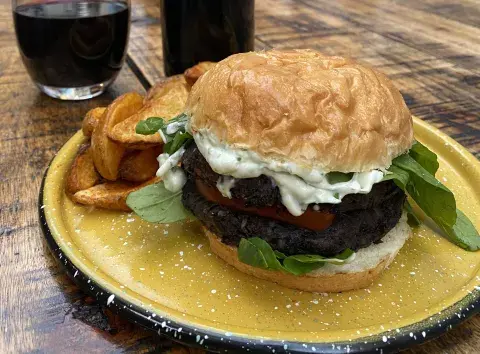 Hamburguesa veggie de porotos. Foto gentileza: Bierhof BA