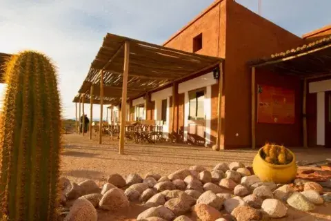 Tonos ocres y naranjas, entre cardones y galerías de techos de paja característicos de la Provincia de La Rioja Tonos ocres y naranjas, entre cardones y galerías de techos de paja característicos de la Provincia de La Rioja