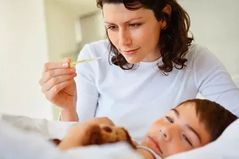 En esta época del año hay muchos chicos con fiebre, moco o tos En esta época del año hay muchos chicos con fiebre, moco o tos