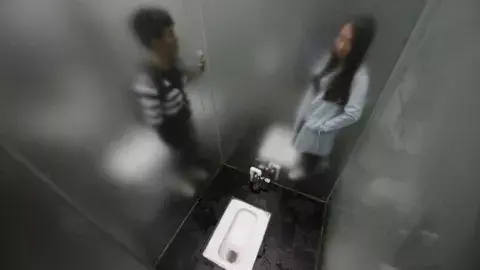 Los cubículos de hombres y mujeres están separados por vidrios esmerilados
