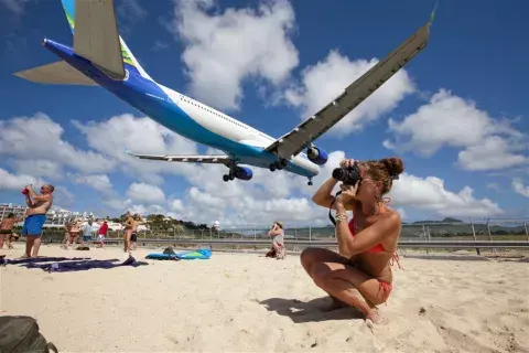 En St. Maarten, el aeropuerto Princesa Juliana está tan cerca de la playa que los aviones parecen apuntar de aterrizar sobre ella