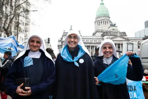 Sonrisas y principios en la plaza. Sonrisas y principios en la plaza.