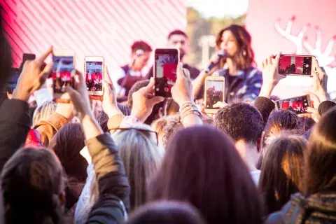 Celulares en alto: la actriz y cantante Natalie Pérez cerró el festival con un recital n el que presentó su nuevo disco. Celulares en alto: la actriz y cantante Natalie Pérez cerró el festival con un recital n el que presentó su nuevo disco.