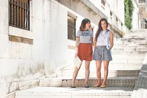 Look Sofi: Blazer de Clov shop / Remera de Mal que te pese / Pollera de Lituania  / Zapatos de Clona en mercado libre moda / Sobre de Andan Libres 
Look Mile: Camisa  y short  de Chad Ba / Zapatos de Le loup  / Cartera de Andan Libres