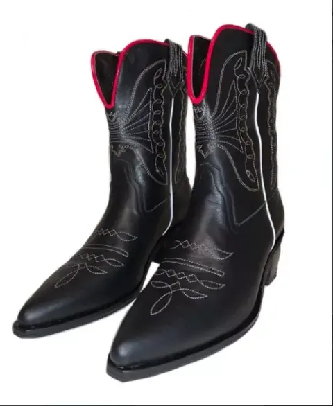 Pespunte blanco y vivo rojo, la clásica con un refresh. VALENTINO DI ZAVATTI $44.000 Pespunte blanco y vivo rojo, la clásica con un refresh. VALENTINO DI ZAVATTI $44.000