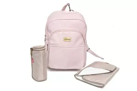 Mochila maternal modelo "Blondie" en ecocuero. Viene con espalda acolchada, cambiador y portamamadera térmico desmontable. $2950, Globba