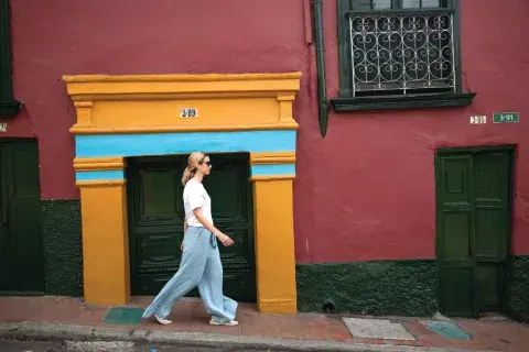 Anita, nuestra jefa de diseño, paseando por las calles de Bogotá Anita, nuestra jefa de diseño, paseando por las calles de Bogotá