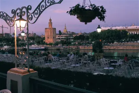 Detrás del río Guadalquivir, la Torre del Oro Detrás del río Guadalquivir, la Torre del Oro