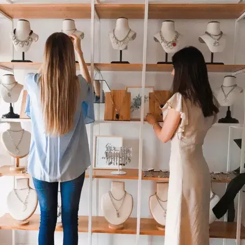 Vicky y Lu son amigas y creadoras de una de las marcas de accesorios más amadas de las redes. Vicky y Lu son amigas y creadoras de una de las marcas de accesorios más amadas de las redes.