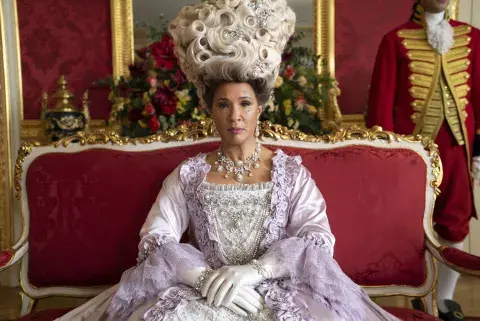 Golda Rosheuvel como Queen Charlotte. Foto: Cr. Liam Daniel/Netflix © 2022 Golda Rosheuvel como Queen Charlotte. Foto: Cr. Liam Daniel/Netflix © 2022