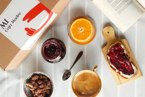 En las cajas de Caja Madre hay alimentos naturales y en su mayoría orgánicos hechos por pequeños productores locales. En las cajas de Caja Madre hay alimentos naturales y en su mayoría orgánicos hechos por pequeños productores locales.
