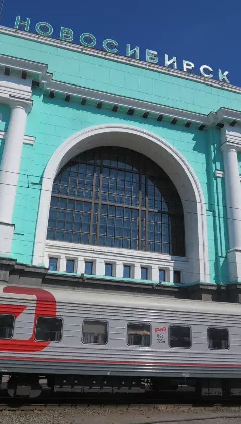 La estación vintage de Novosibirsk, una de las principales en la red del Transiberiano