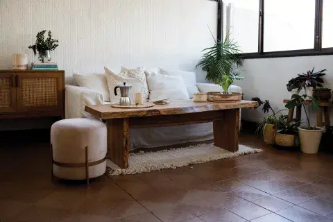 En el living, mueble con esterilla (Carola Mauer), sillón (Debois Concept), puf de terciopelo (Casa Lulu), mesa ratona (Familia Echaide), bandeja y alfombra (todo, Teodolina Deco). En el living, mueble con esterilla (Carola Mauer), sillón (Debois Concept), puf de terciopelo (Casa Lulu), mesa ratona (Familia Echaide), bandeja y alfombra (todo, Teodolina Deco).