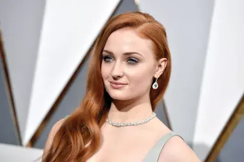 Sophie Turner con el cobre que la popularizó Sophie Turner con el cobre que la popularizó
