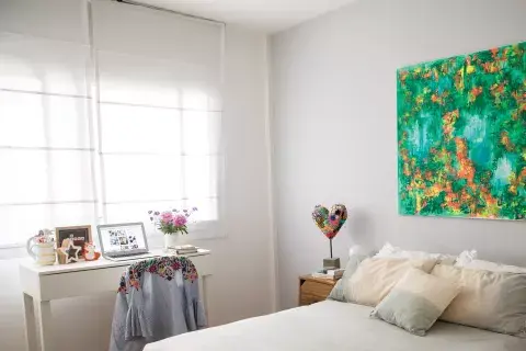 Las cortinas romanas son ideales para las ventanas pivotantes o banderola