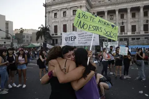 Al atardecer continúa la marcha por el Día de la Mujer en la Plaza del Congreso Al atardecer continúa la marcha por el Día de la Mujer en la Plaza del Congreso