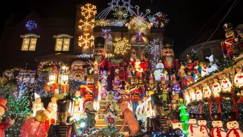 Renos, muñecos de nieve y toda la parafernarlia navideña al servicio de la decoración en Dyker Heights, Brooklyn. Mariana Eliano Renos, muñecos de nieve y toda la parafernarlia navideña al servicio de la decoración en Dyker Heights, Brooklyn. Mariana Eliano