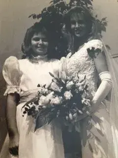 Esta foto cruel me atormenta todavía desde el living de la casa de mi abuela, que se niega a sacarla