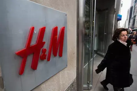 La empresa original se llamaba Hennes, que en sueco quiere decir para ella La empresa original se llamaba Hennes, que en sueco quiere decir para ella