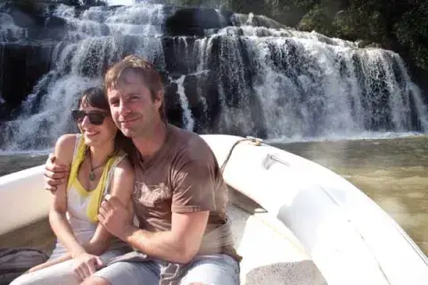 Paseo en bote en las cataratas. Paseo en bote en las cataratas.