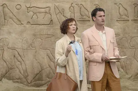 Annette Bening y Tom Bateman en Muerte en el Nilo. Foto: Rob Youngson. © 2020 Twentieth Century Fox Film Corporation. All Rights Reserved. Annette Bening y Tom Bateman en Muerte en el Nilo. Foto: Rob Youngson. © 2020 Twentieth Century Fox Film Corporation. All Rights Reserved.