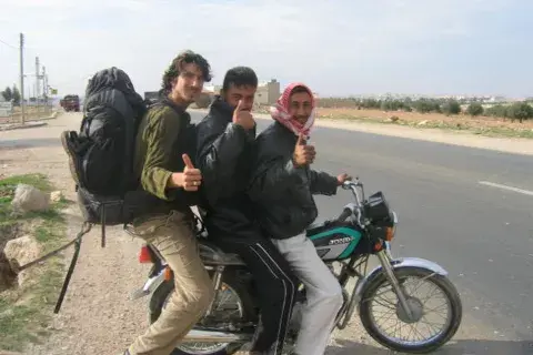 Haciendo dedo en Siria. Gentileza Juan Villarino y Laura Lazzarino Haciendo dedo en Siria. Gentileza Juan Villarino y Laura Lazzarino