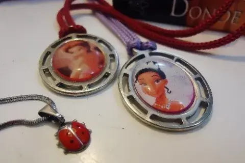 Hijas me regalaron la mariquita. Y yo les compré unos colgantes que me pidieron