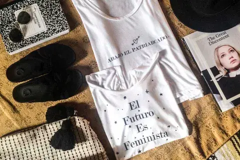 Cada vez son más las firmas nacionales e internacionales que buscan transmitir un mensaje a favor del feminismo 