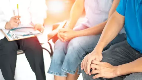 Las especialistas recomiendan un tratamiento multidisciplinario para recuperar la confianza y el disfrute sexual en una pareja que contrajo una ITS. Las especialistas recomiendan un tratamiento multidisciplinario para recuperar la confianza y el disfrute sexual en una pareja que contrajo una ITS.