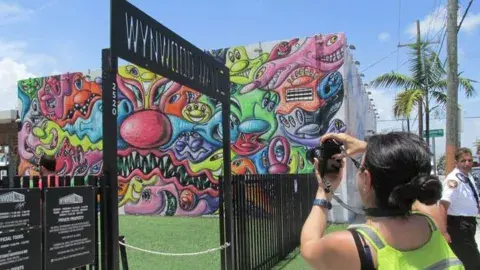 Uno de los mayores atractivos del barrio son las "Wynwood Walls", un lugar a la intemperie que concentra la mayoría de murales urbanos que los turistas quieren ver Uno de los mayores atractivos del barrio son las "Wynwood Walls", un lugar a la intemperie que concentra la mayoría de murales urbanos que los turistas quieren ver
