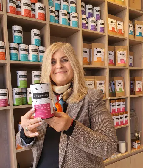 Adriana Hardinguey, máster tea blender y couch de té y bienestar, es la fundadora de Té & Compañía Adriana Hardinguey, máster tea blender y couch de té y bienestar, es la fundadora de Té & Compañía