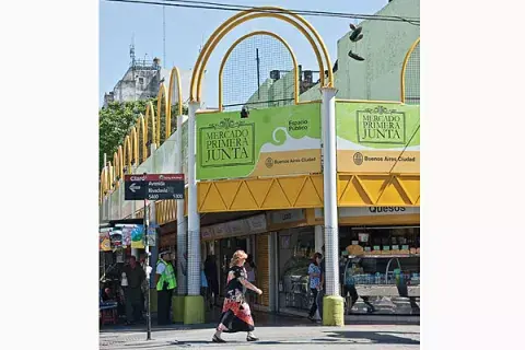Puestos a la calle en Primera Junta