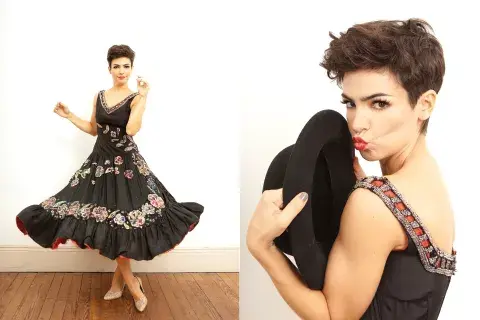 Sombrero de paño con tachitas (La Mercería, $880), vestido bordado (Bimba Vintage, $2000), stilettos de glitter (Sofi Martiré, $980 Sombrero de paño con tachitas (La Mercería, $880), vestido bordado (Bimba Vintage, $2000), stilettos de glitter (Sofi Martiré, $980