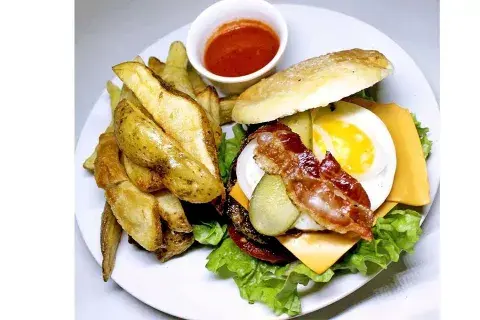 Un clásico: hamburguesa completa con papas rústicas Un clásico: hamburguesa completa con papas rústicas