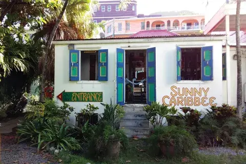 A las casas típicas no les falta color, como esta de souvenires en Tortola, la isla capital A las casas típicas no les falta color, como esta de souvenires en Tortola, la isla capital