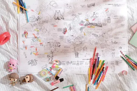 Con los niños. Aprovechá este mapa ilustrable ($1100) para contarles a tus hijos las historias de cada uno de los países que visitaste o incluso para planear viajes imaginarios. Con los niños. Aprovechá este mapa ilustrable ($1100) para contarles a tus hijos las historias de cada uno de los países que visitaste o incluso para planear viajes imaginarios.