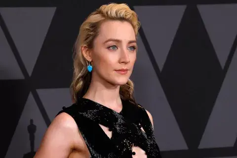 Saoirse Ronan, ondas al agua en un peinado despeinado Saoirse Ronan, ondas al agua en un peinado despeinado