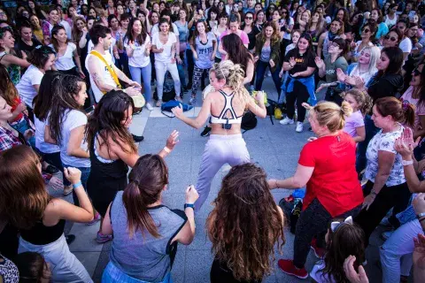 Dafne Schilling, creadora del Yoga Booty Ballet, logró que toda la audiencia se sumara a bailar y a seguir los pasos de su coreografía. Dafne Schilling, creadora del Yoga Booty Ballet, logró que toda la audiencia se sumara a bailar y a seguir los pasos de su coreografía.