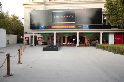 En The Palace Luxury Outlet podes encontrar prendas únicas y colecciones anteriores, de las marcas premium nacionales e internacionales. En The Palace Luxury Outlet podes encontrar prendas únicas y colecciones anteriores, de las marcas premium nacionales e internacionales.