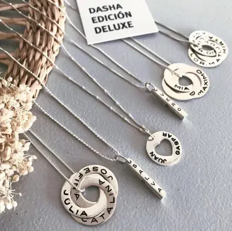 Vicky y Lu son amigas y creadoras de una de las marcas de accesorios más amadas de las redes. Vicky y Lu son amigas y creadoras de una de las marcas de accesorios más amadas de las redes.