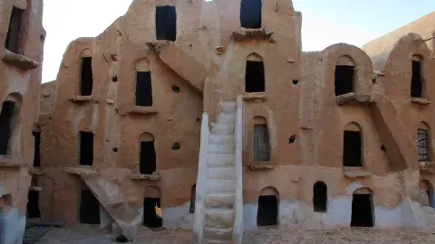 Casas trogloditas excavadas en la roca, disponibles para recibir visitantes Casas trogloditas excavadas en la roca, disponibles para recibir visitantes