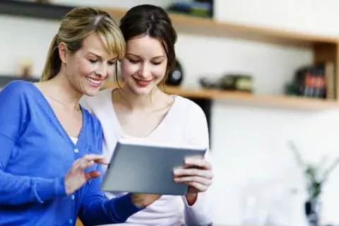 Las que pasan mucho tiempo conectadas y se encuentran virtualmente con chicas que tienen sus mismos intereses Las que pasan mucho tiempo conectadas y se encuentran virtualmente con chicas que tienen sus mismos intereses