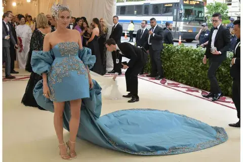 Diane Kruger con un tocado y un velo de red