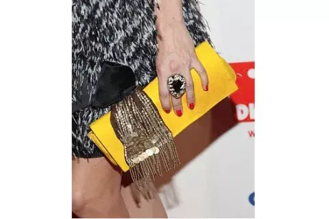 Un clutch amarillo, el detalle para realzar tu look
