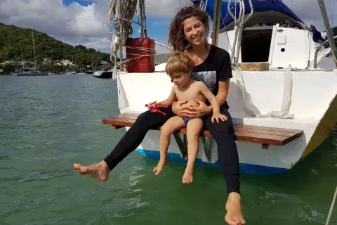 La llegada del primer hijo los decidió a emprender la travesía. La llegada del primer hijo los decidió a emprender la travesía.