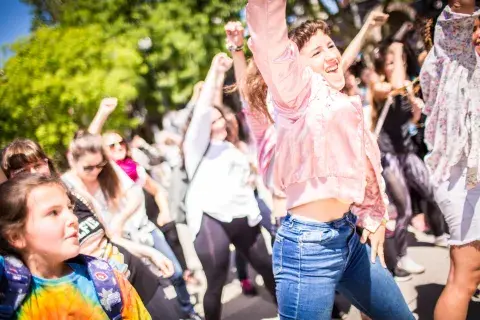 Una de las postales más representativas del día: mujeres bailando llenas de energía. Una de las postales más representativas del día: mujeres bailando llenas de energía.
