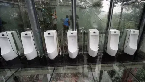 Estos baños son una mala idea para las personas tímidas