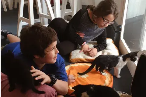 Los chicos tienen que estar supervisados por un adulto cuando ingresan al café Los chicos tienen que estar supervisados por un adulto cuando ingresan al café