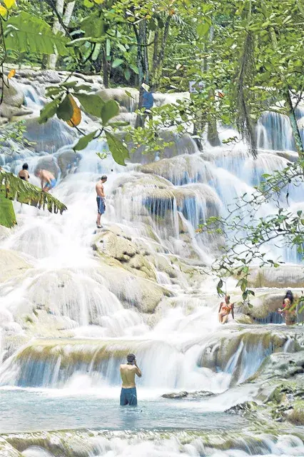 Escalar las Dunn’s River Falls, un fresco imperdible de Ocho Ríos, polo turístico en el norte de la isla Escalar las Dunn’s River Falls, un fresco imperdible de Ocho Ríos, polo turístico en el norte de la isla